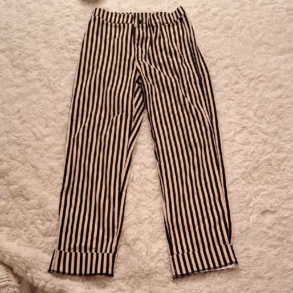 Brandy Melville Black and Cream Striped Shorts - Picture 4 of 10